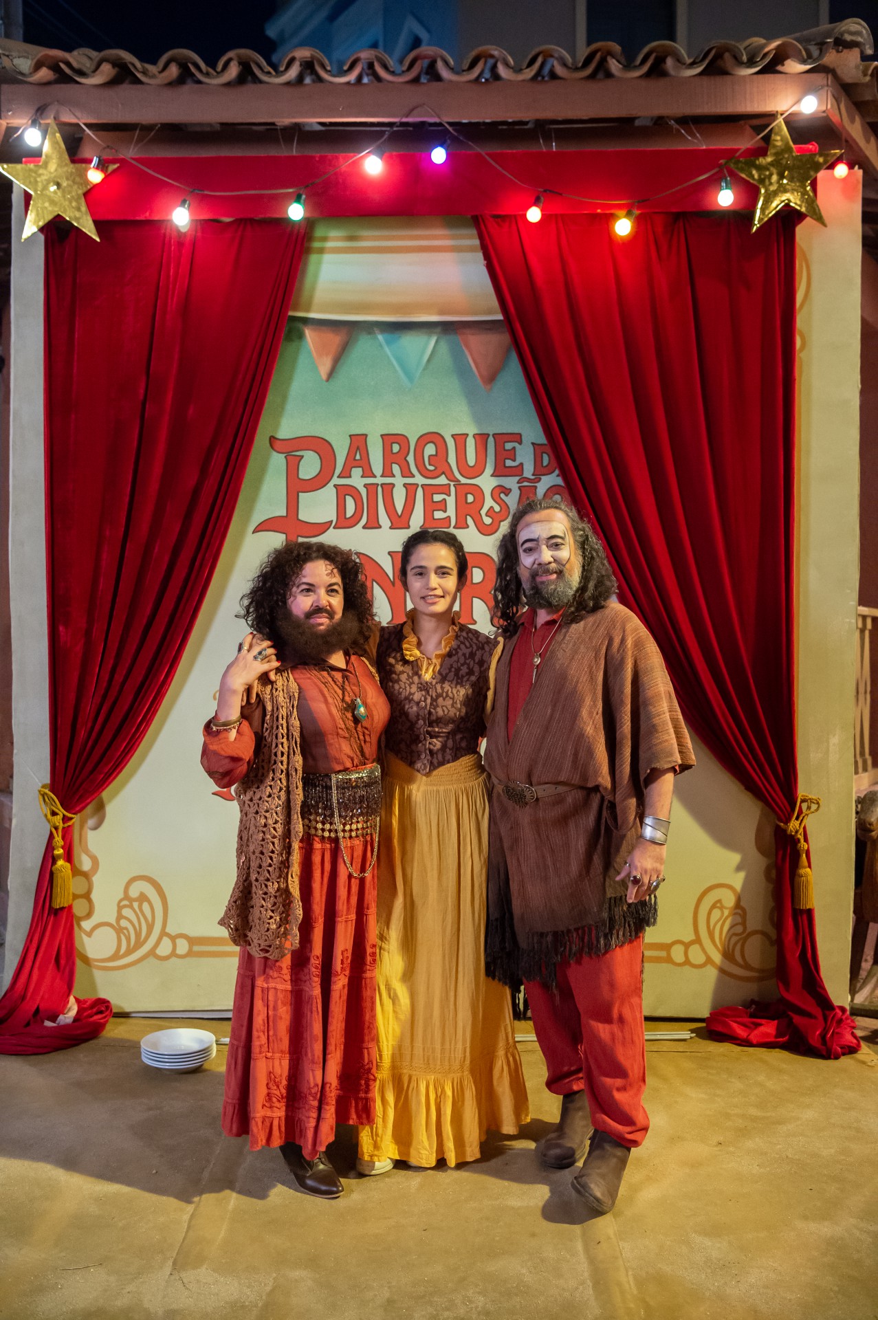 Luna (Nanda Costa) é filha da Mulher Barbada (Suzy Lopes) e do dono do parque de diversões (Márcio Vito) - Globo / Estevam Avellar