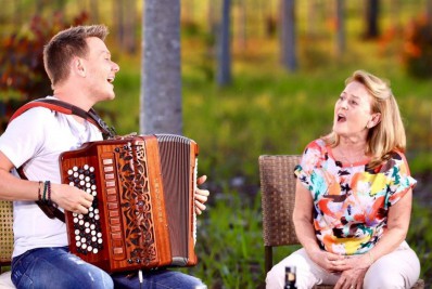 Michel Teló comemora aniversário da mãe e faz convite especial: 'Bora?'