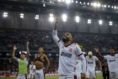 Com dores nas costas, Gabigol não treina no campo e faz exercícios específicos na atividade do Flamengo desta sexta