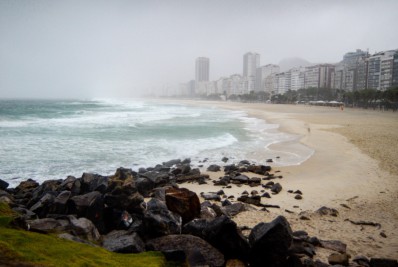Rio amanhece com chuva forte em bairros da Zona Oeste; temperatura sobe na quarta