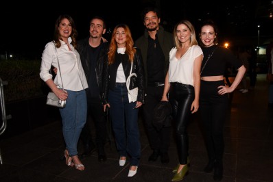 Elenco do seriado 'Sandy & Junior' prestigia show da cantora