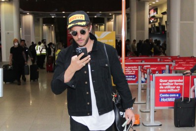 Chay Suede e mais famosos são clicados em aeroporto do Rio