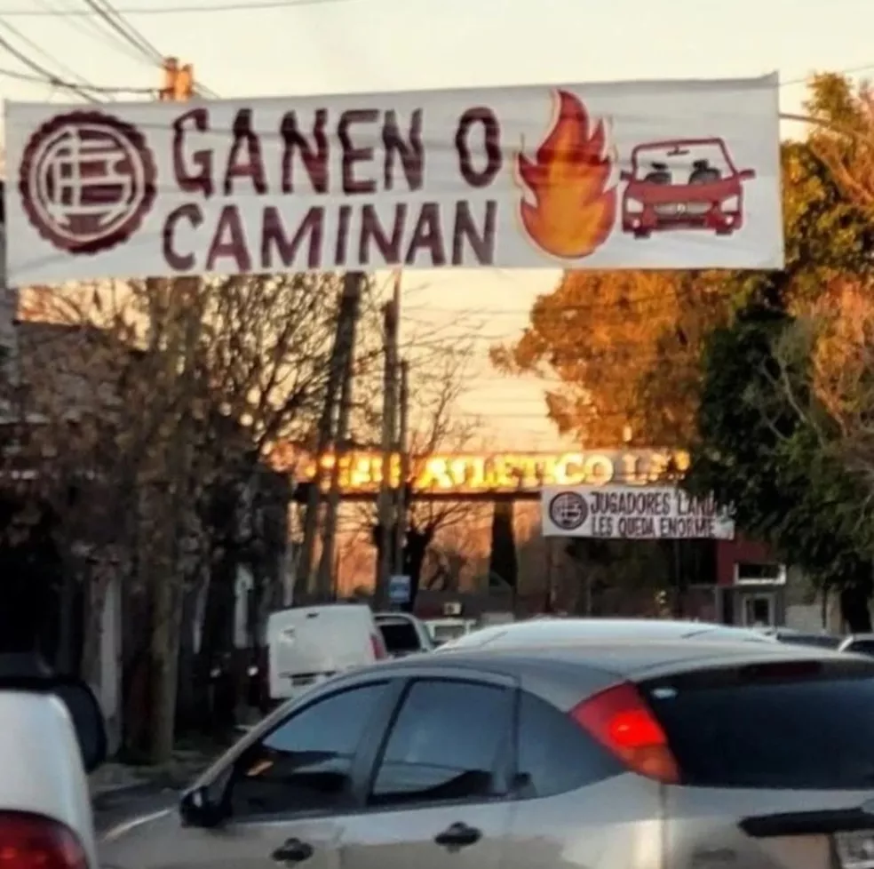 Torcedores ameaçam colocar fogo em carros de jogadores do Lanús