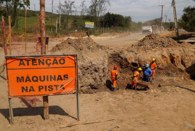 Moradores do bairro Ipiíba comemoram asfalto que avança pela estrada 