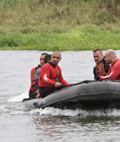 Delegacia de Homic&iacute;dio da Baixada e Corpo de Bombeiros realizaram buscas no Rio Guandu para encontrar os jovens desaparecidos em Nova Igua&ccedil;u - Marcos Porto/Ag&ecirc;ncia O Dia