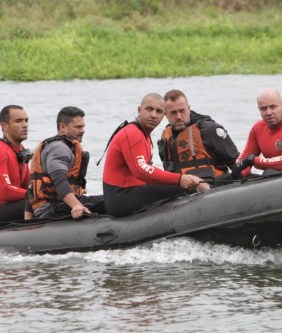 Delegacia de Homic&iacute;dio da Baixada e Corpo de Bombeiros realizaram buscas no Rio Guandu para encontrar os jovens desaparecidos em Nova Igua&ccedil;u - Marcos Porto/Ag&ecirc;ncia O Dia
