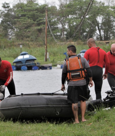 Delegacia de Homic&iacute;dio da Baixada e Corpo de Bombeiros realizaram buscas no Rio Guandu para encontrar os jovens desaparecidos em Nova Igua&ccedil;u - Marcos Porto/Ag&ecirc;ncia O Dia