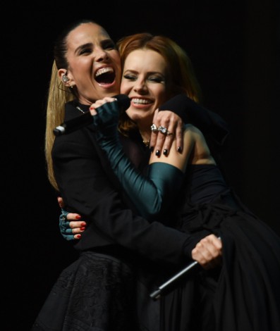 Sandy recebe Wanessa Camargo no palco de sua nova turnê