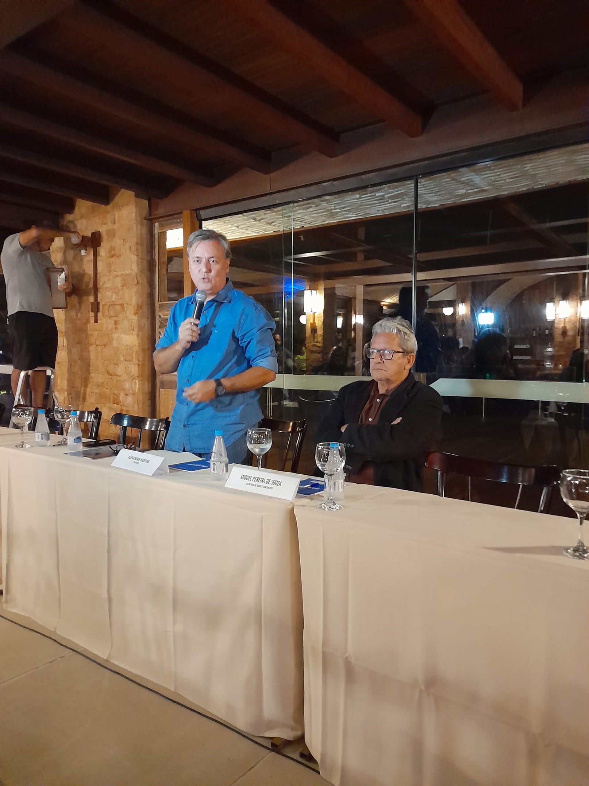 'Estamos anunciando uma parte do que faremos no nosso primeiro mandato', afirmou Alexandre Martins, Prefeito de B&uacute;zios em coletiva