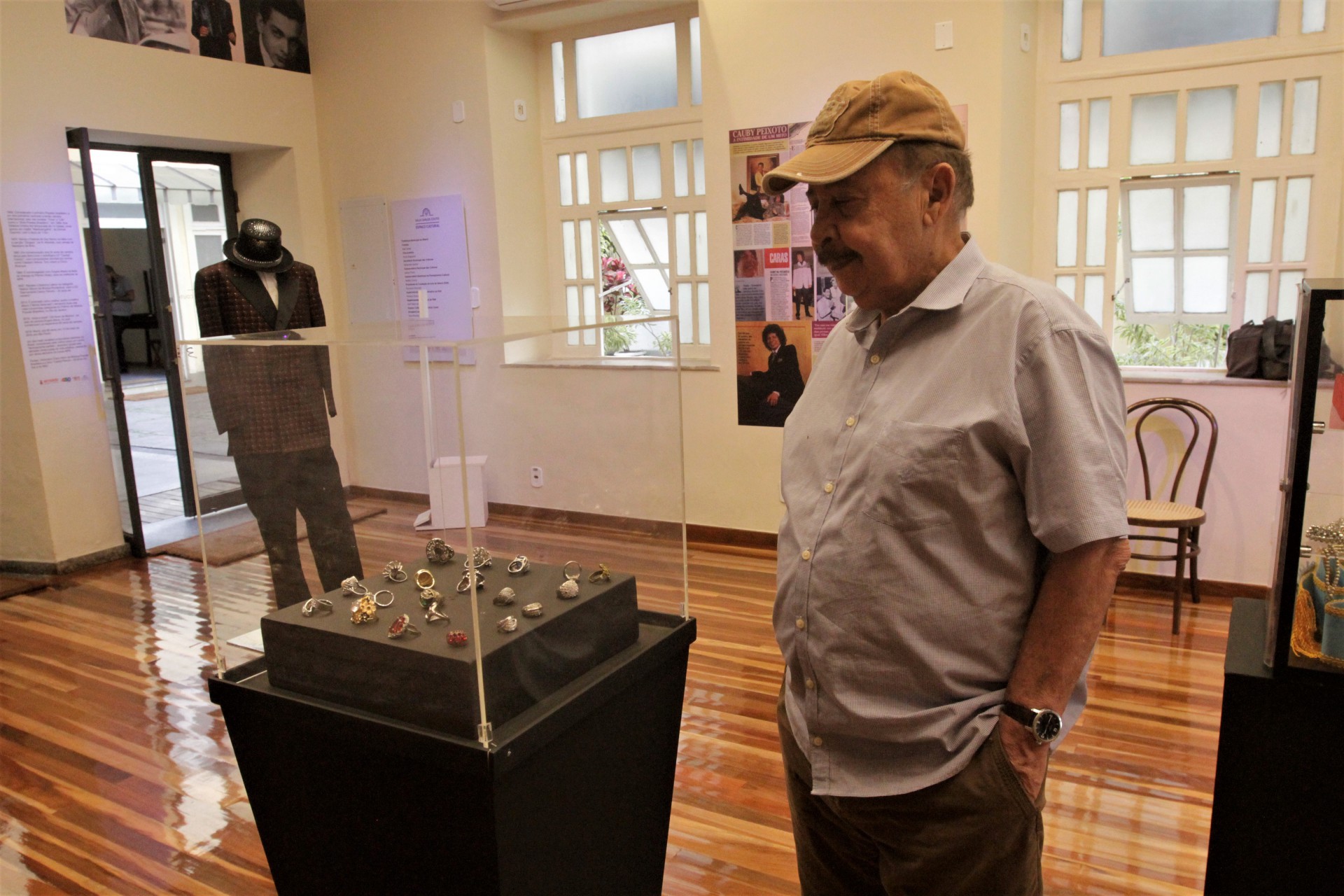 F&atilde; de Cauby desde a juventude, o aposentado Gamaliel Quinto, 85, veio conferir a exposi&ccedil;&atilde;o - Marcos Porto/Ag&ecirc;ncia O Dia