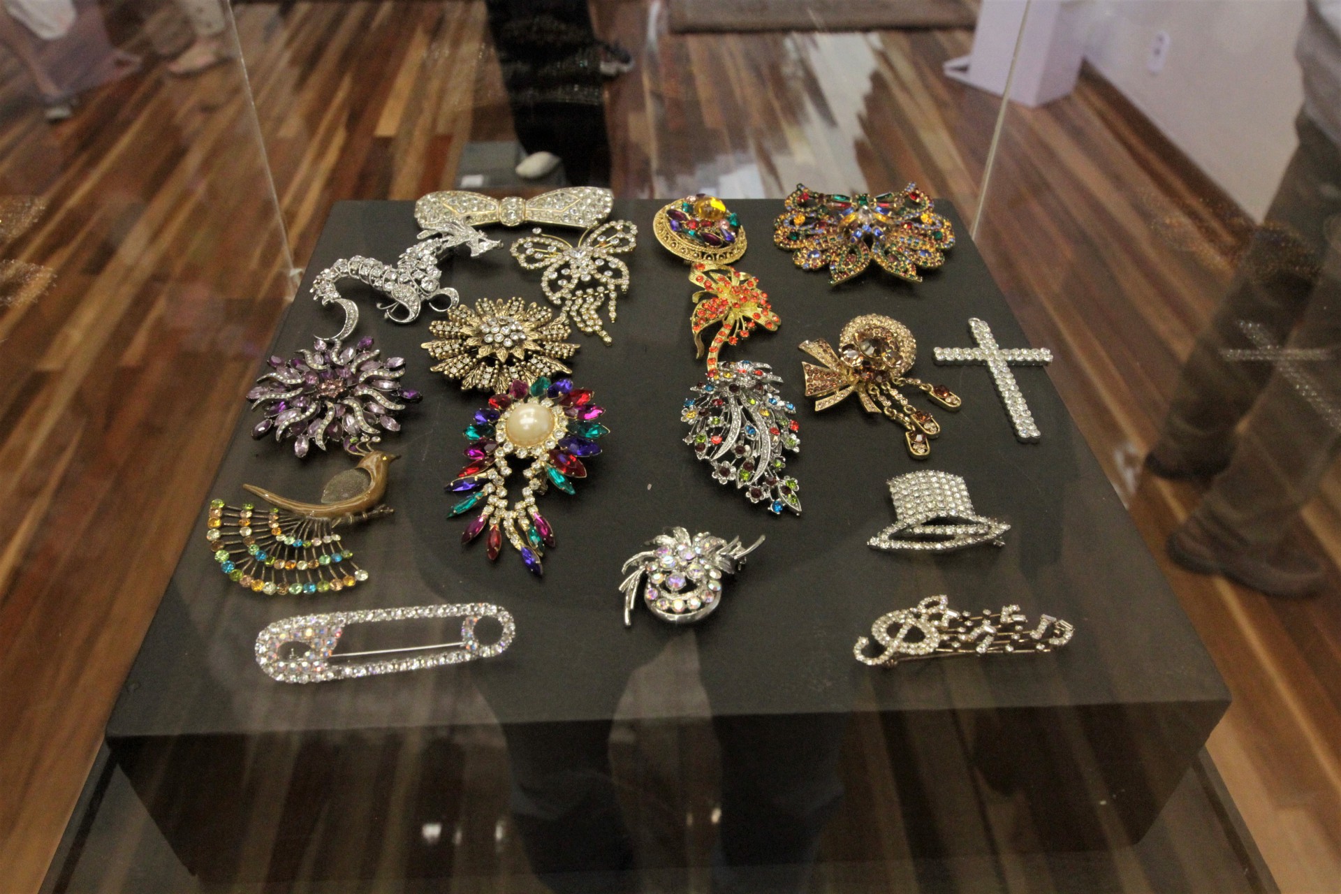 A cole&ccedil;&atilde;o de broches de Cauby Peixoto t&ecirc;m espa&ccedil;o na exposi&ccedil;&atilde;o que conta sua vida e trajet&oacute;ria art&iacute;stica - Marcos Porto/Ag&ecirc;ncia O Dia