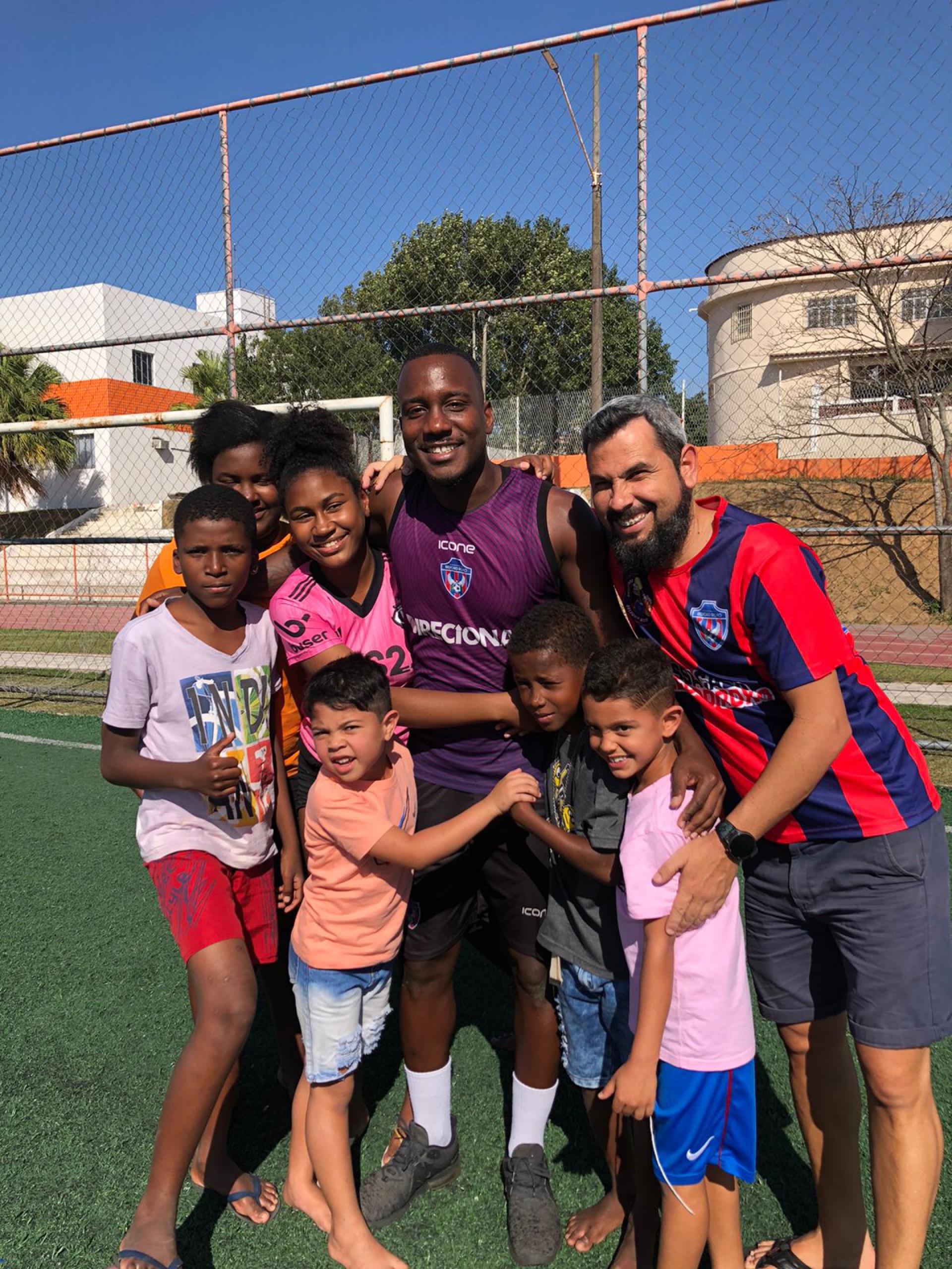 O homem gol (centro), sendo abraçado pelos torcedores do Belzão, durante sua apresentação, na Vila Olímpica de Belford Roxo - Victor Souza / SEBR