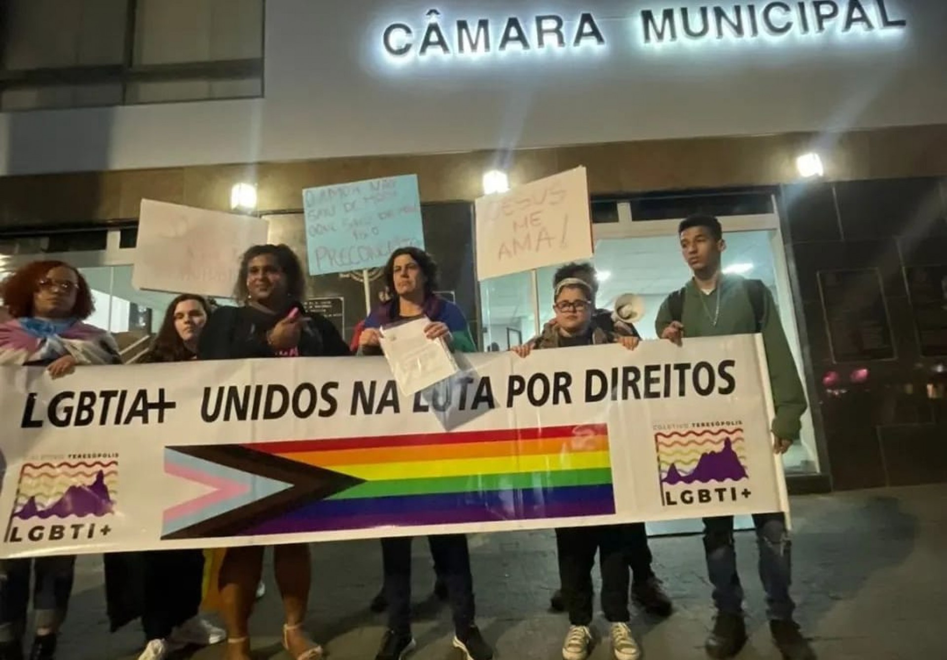 Manifesta&ccedil;&atilde;o em frente &agrave; C&acirc;mara Municipal de Teres&oacute;polis pelos Direitos Sociais do p&uacute;blico LGBTI+ - Reprodu&ccedil;&atilde;o m&iacute;dias sociais