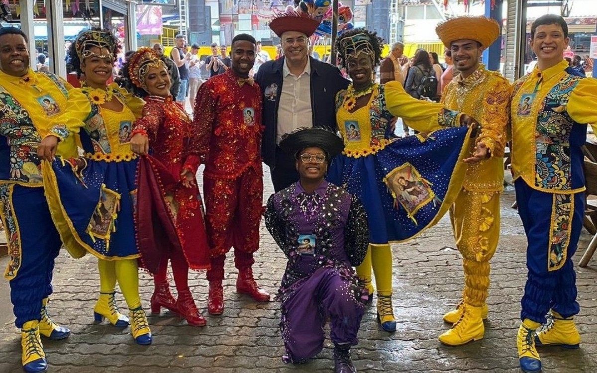 Wilson Witzel posa com grupo de artistas na Feira de S&atilde;o Crist&oacute;v&atilde;o