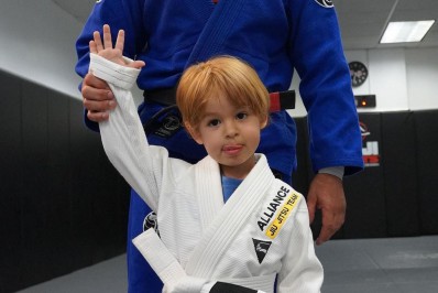 Isis Valverde celebra com seguidores primeira faixa do filho no jiu-jitsu