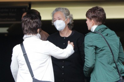 Amigos e familiares se despedem de Claudia Jimenez em velório no Rio