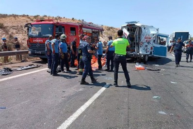 Pelo menos 15 pessoas morrem e 22 ficam feridas em acidente rodoviário na Turquia