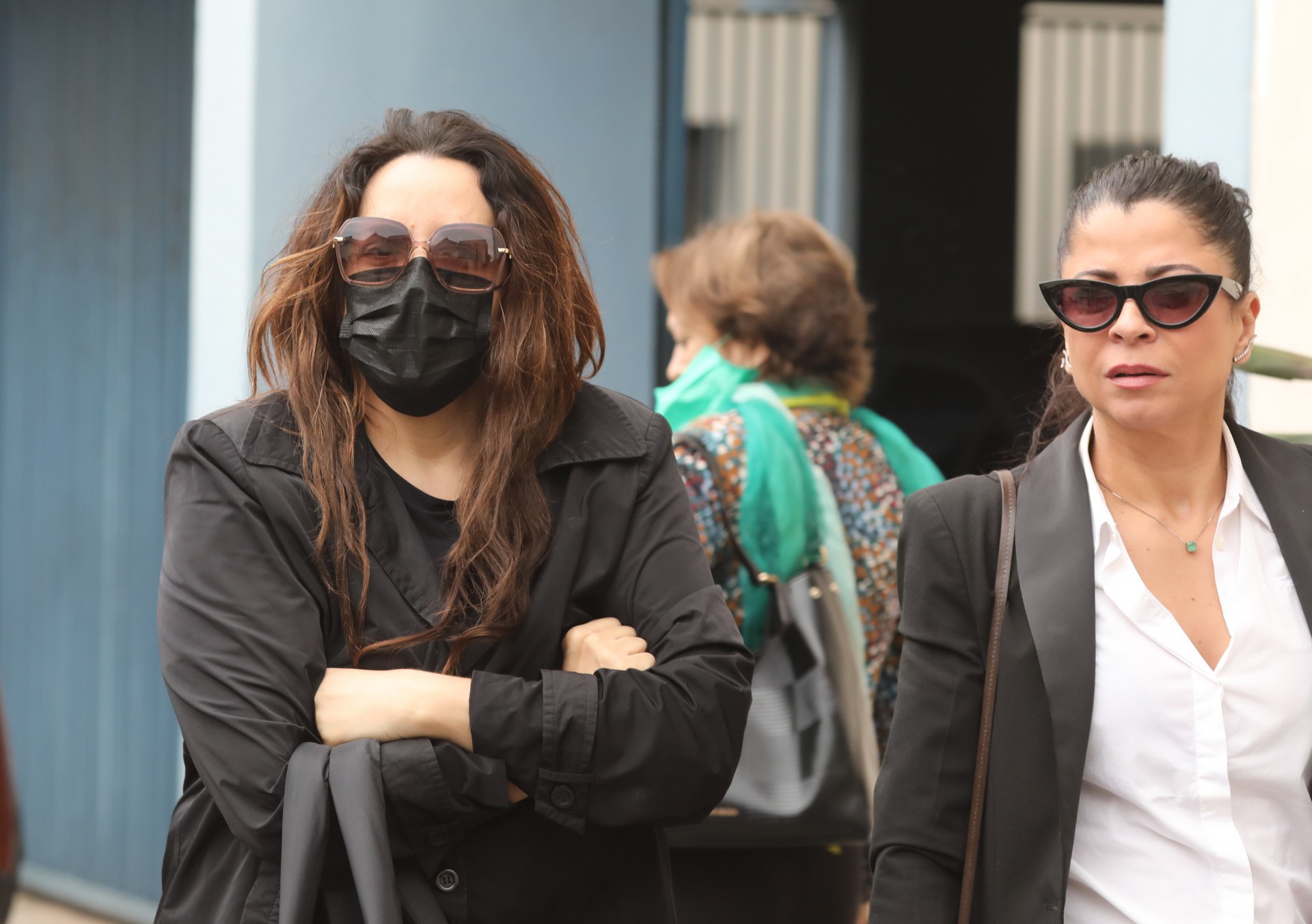 RJ - Velório da atriz Cláudia Jimenez no cemitério do Caju. Teve presença de diversos artistas como, Miguel Falabella, a cantora Ana Carolina e a namorada, o ator Paulo Vilhena, o ator Vitor Fasano e a cantora Zélia Duncan. Neste sábado (20). - Pedro Ivo/Agência O Dia