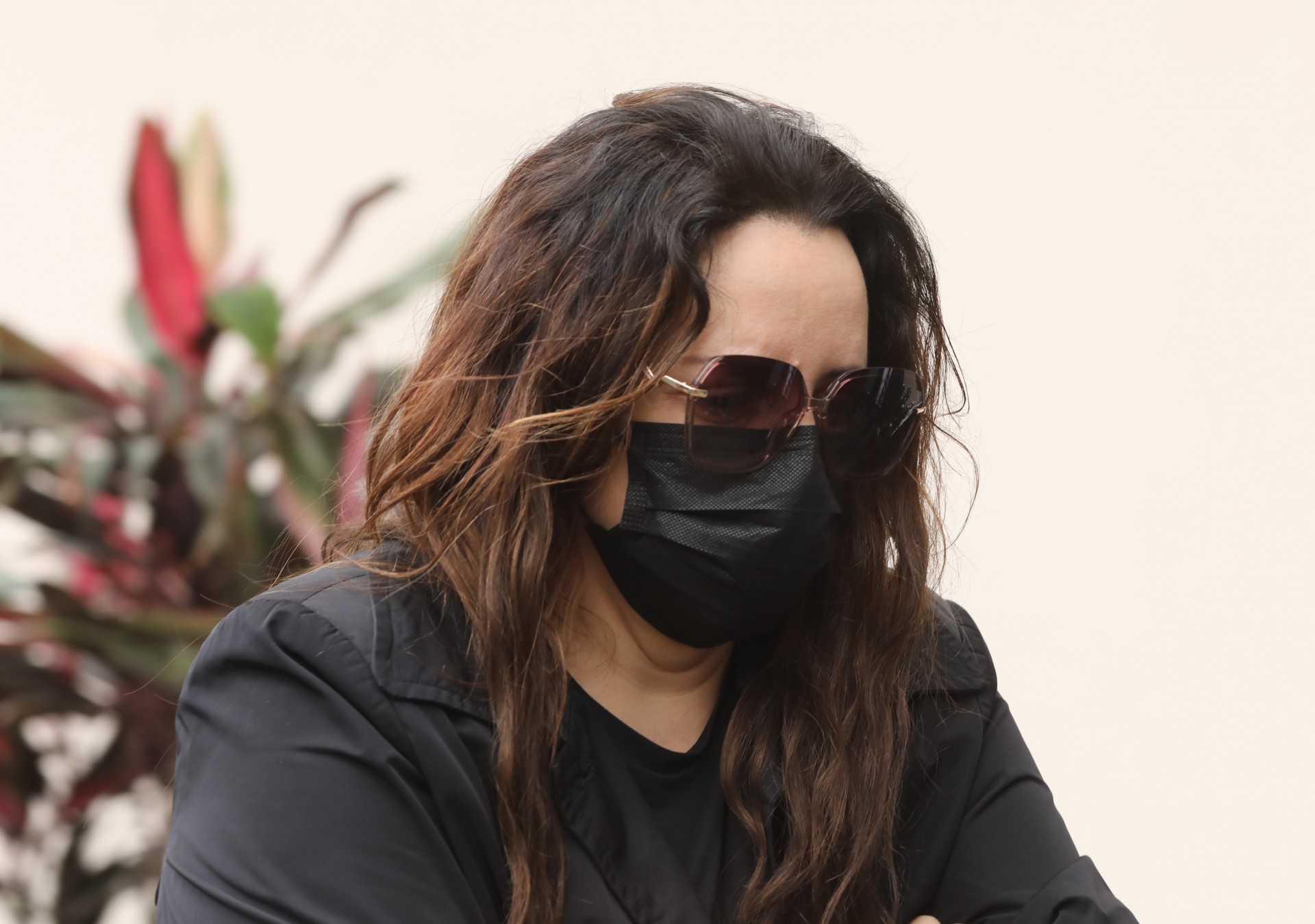 RJ - Velório da atriz Cláudia Jimenez no cemitério do Caju. Teve presença de diversos artistas como, Miguel Falabella, a cantora Ana Carolina e a namorada, o ator Paulo Vilhena, o ator Vitor Fasano e a cantora Zélia Duncan. Neste sábado (20). - Pedro Ivo/Agência O Dia