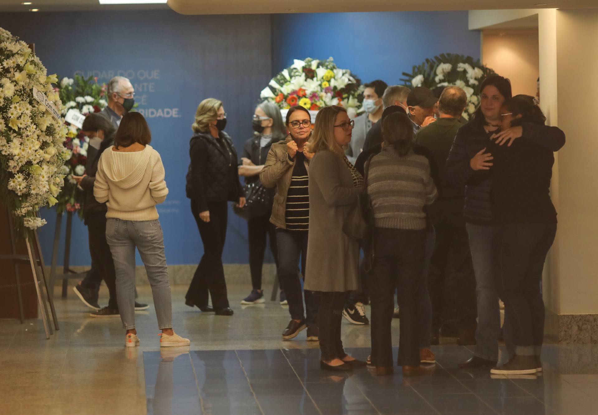 RJ - Velório da atriz Cláudia Jimenez no cemitério do Caju. Teve presença de diversos artistas como, Miguel Falabella, a cantora Ana Carolina e a namorada, o ator Paulo Vilhena, o ator Vitor Fasano e a cantora Zélia Duncan. Neste sábado (20). - Pedro Ivo/Agência O Dia