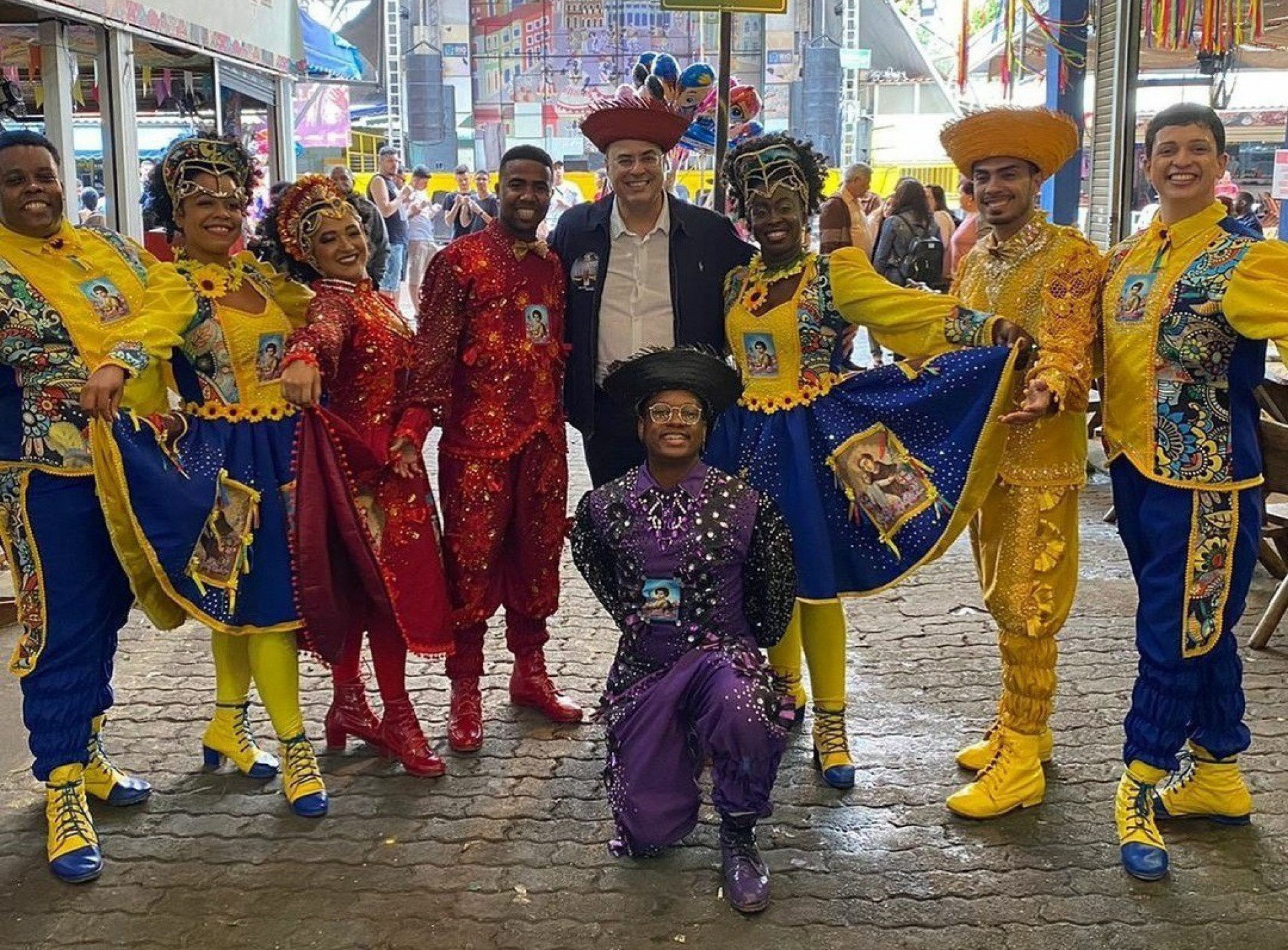 Wilson Witzel posa com grupo de artistas na Feira de São Cristóvão - Reprodução / Instagram