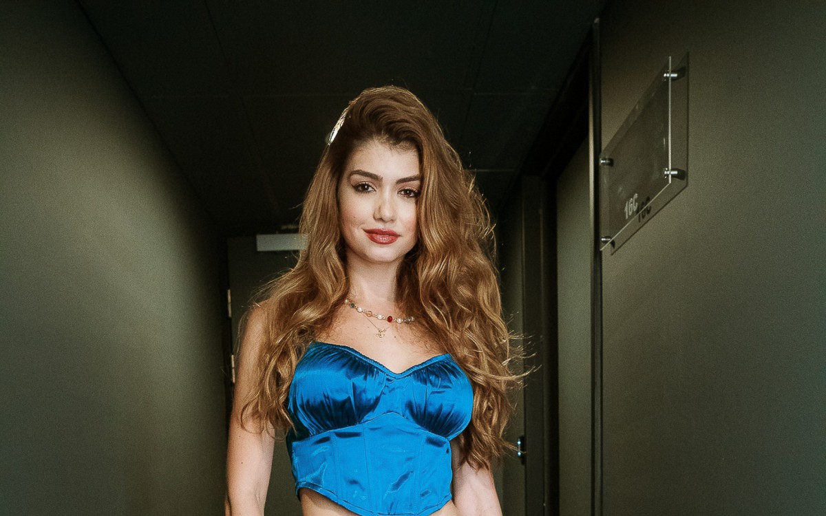 Izabela Cunha confere show do noivo, Luan Santana, em Portugal