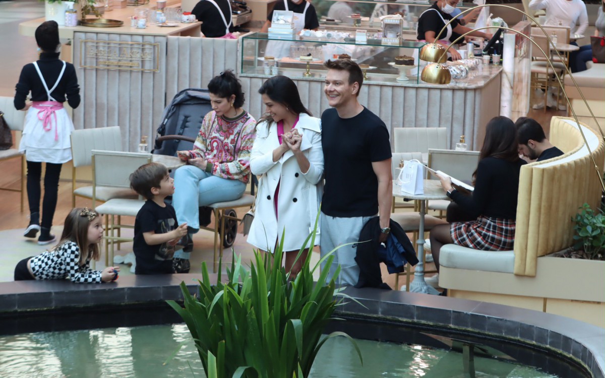 Michel Tel&oacute; e Thais Fersoza com os filhos 