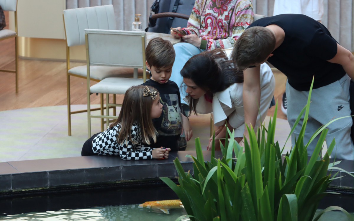 Michel Tel&oacute; e Thais Fersoza com os filhos 