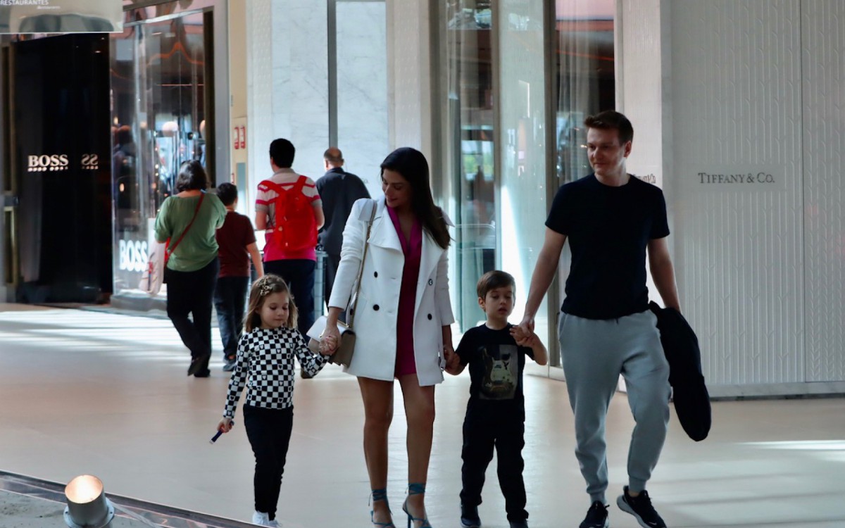 Michel Tel&oacute; e Thais Fersoza com os filhos 