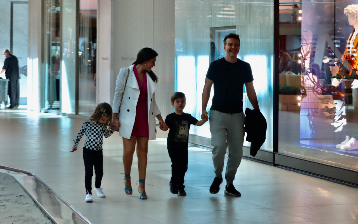 Michel Tel&oacute; e Thais Fersoza com os filhos 