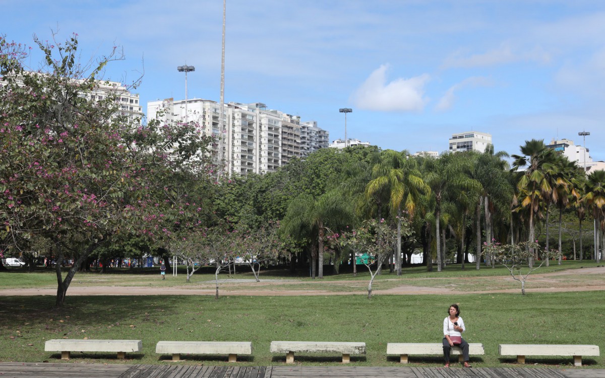 RJ - Tempo nublado com poucas nuvens no Aterro do Flamengo. Neste domingo (21).