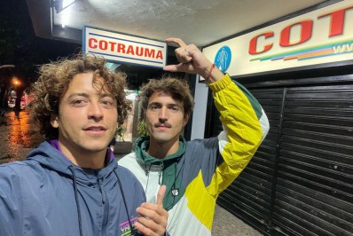 Assumidos! Jesuita Barbosa posta foto com namorado 