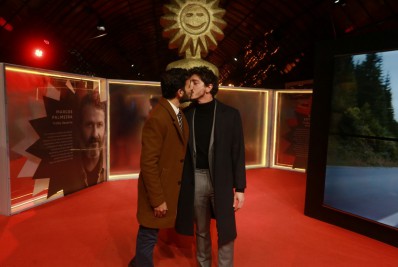 Johnny Massaro e o namorado trocam beijos no Festival de Cinema de Gramado