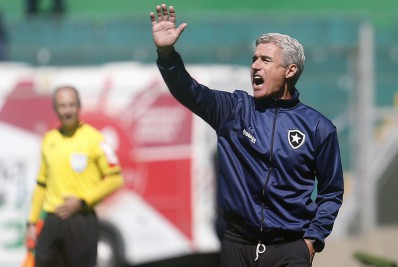 Luís Castro lamenta número de gols perdidos pelo Botafogo e destaca sequência ruim: 'Temporada ruim'