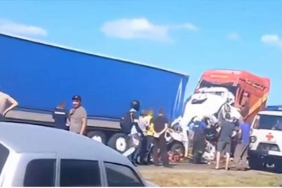 Acidente entre caminhão e micro-ônibus deixa 15 mortos na Rússia