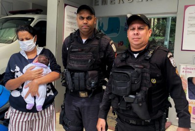 Policiais militares ajudam a salvar vida de recém-nascida