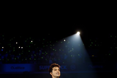 Com a noiva e Dilsinho na plateia, Luan Santana encerra turnê em Portugal