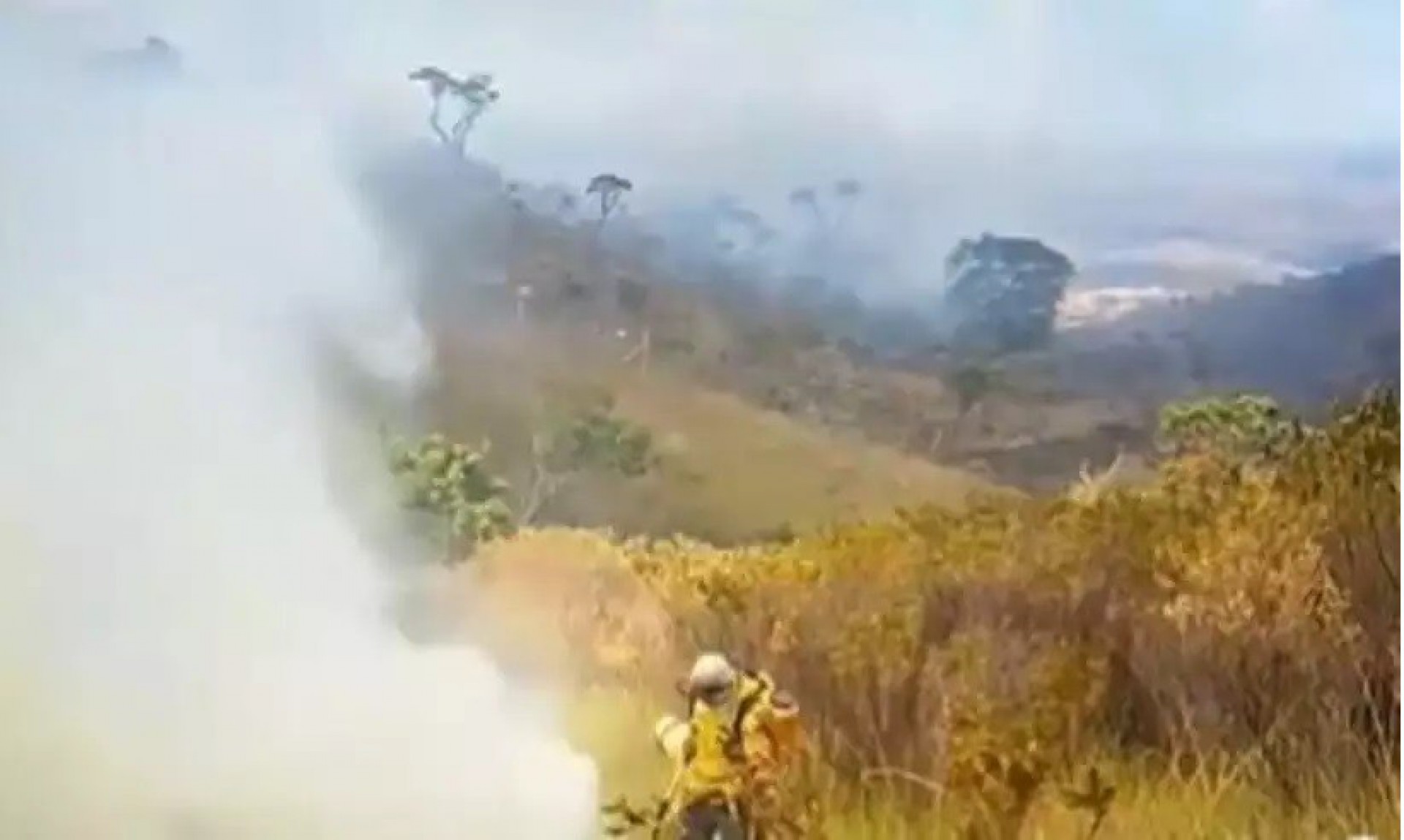 Inc&ecirc;ndio na Lapinha da Serra (MG) chega ao terceiro dia e amea&ccedil;a fauna