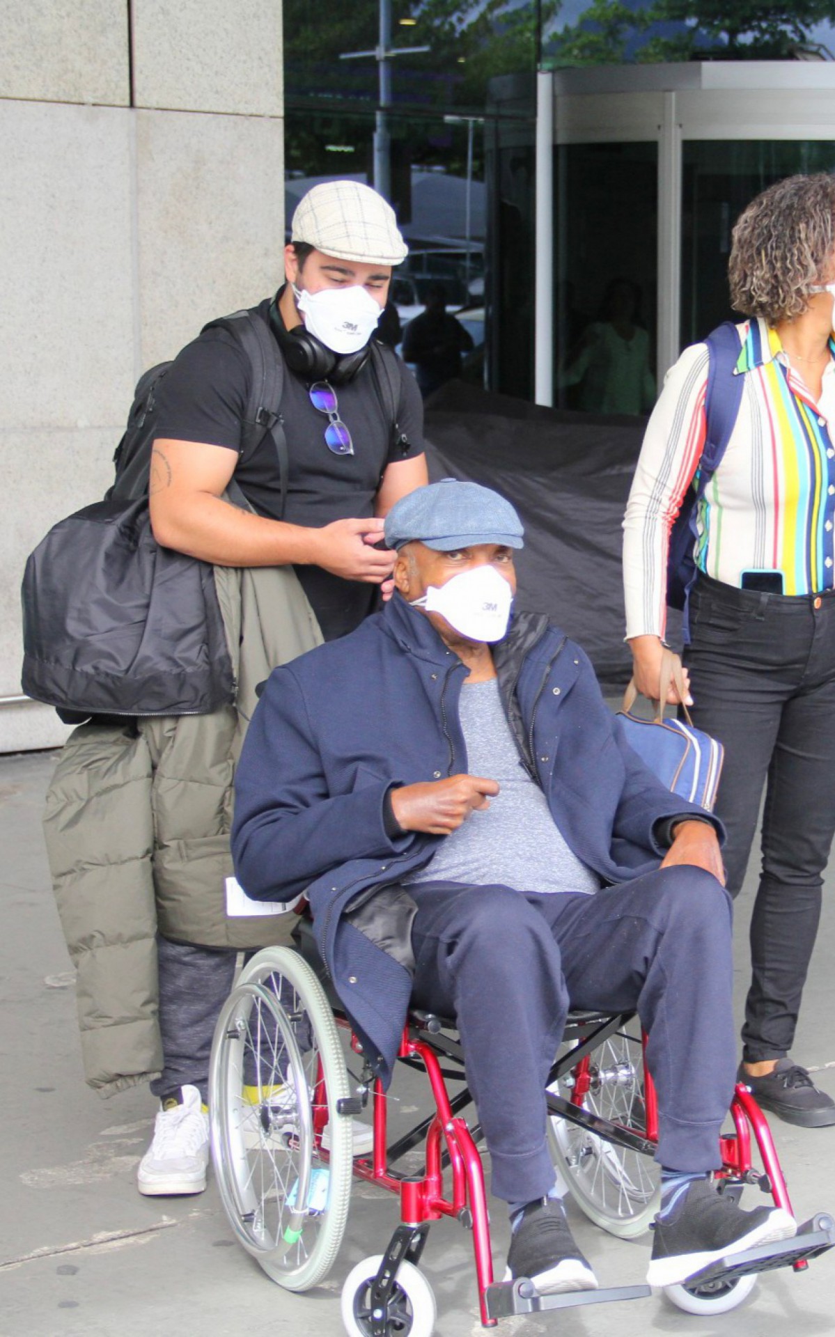 Milton Nascimento &eacute; clicado no aeroporto Santos Dumont