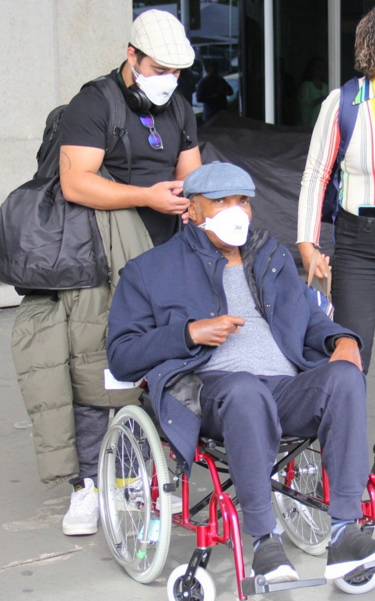 Milton Nascimento &eacute; clicado no aeroporto Santos Dumont