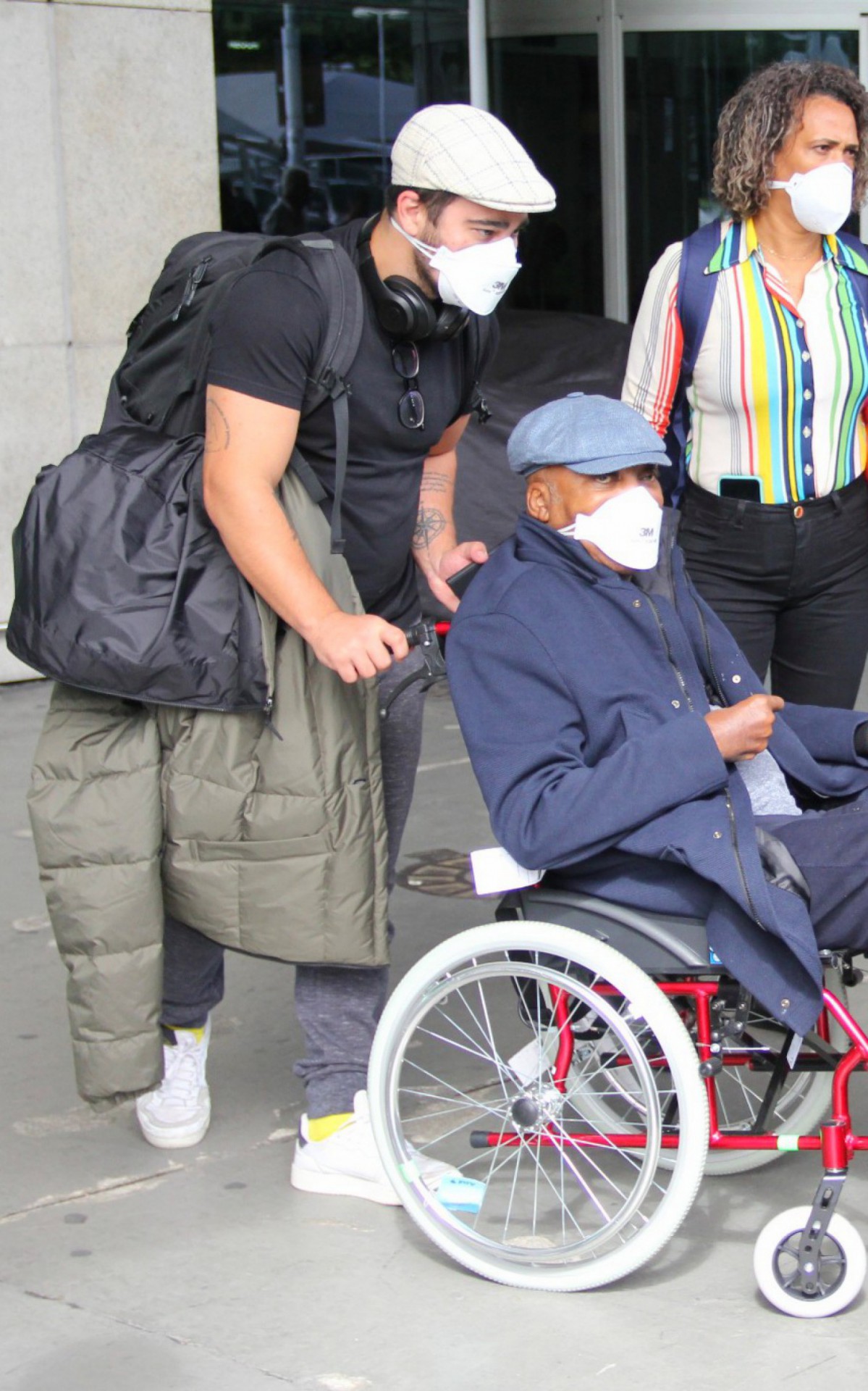 Milton Nascimento &eacute; clicado no aeroporto Santos Dumont