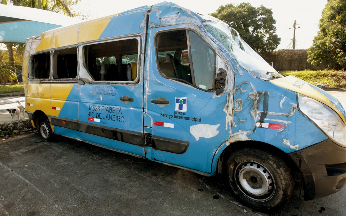Geral - Acidente com uma Van na Rodovia Washington Luiz, no sentido Rio de Janeiro, altura de Duque de caxias, na baixada fluminense. O veiculo tombou na via e 13 feridos foram socorridos para o Hospital Adao Pereira Nunes. Na foto, veiculo no patio da PRF.