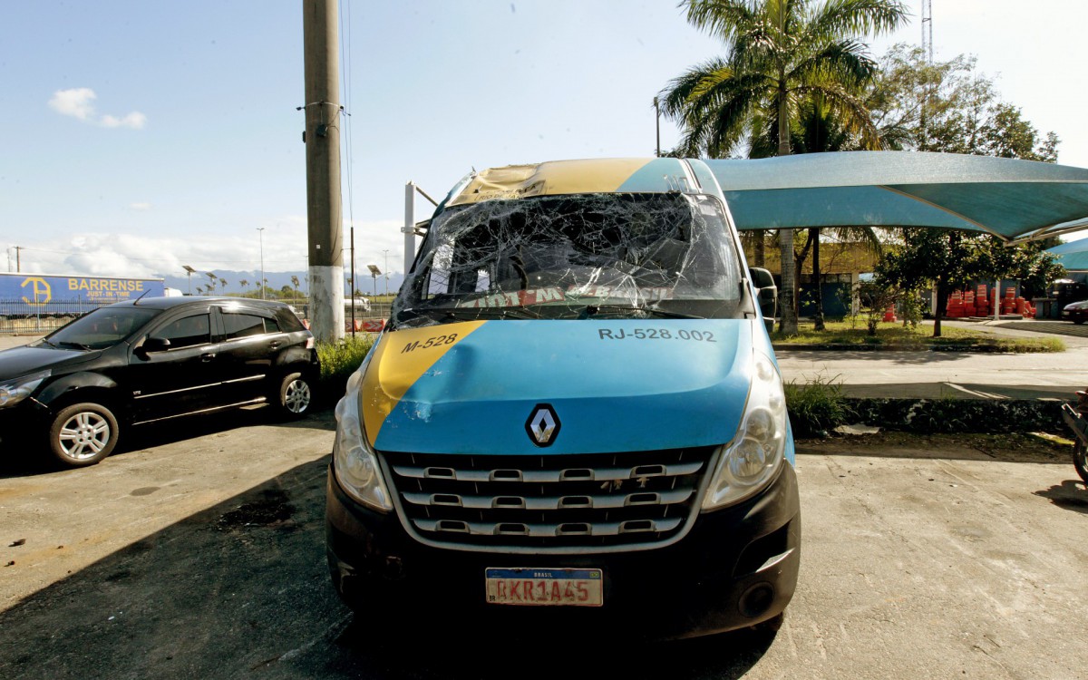 Geral - Acidente com uma Van na Rodovia Washington Luiz, no sentido Rio de Janeiro, altura de Duque de caxias, na baixada fluminense. O veiculo tombou na via e 13 feridos foram socorridos para o Hospital Adao Pereira Nunes. Na foto, veiculo no patio da PRF.