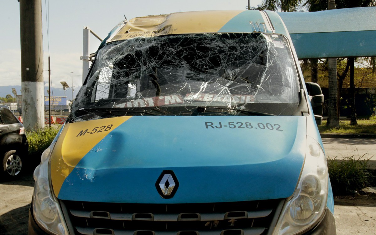Geral - Acidente com uma Van na Rodovia Washington Luiz, no sentido Rio de Janeiro, altura de Duque de caxias, na baixada fluminense. O veiculo tombou na via e 13 feridos foram socorridos para o Hospital Adao Pereira Nunes. Na foto, veiculo no patio da PRF.