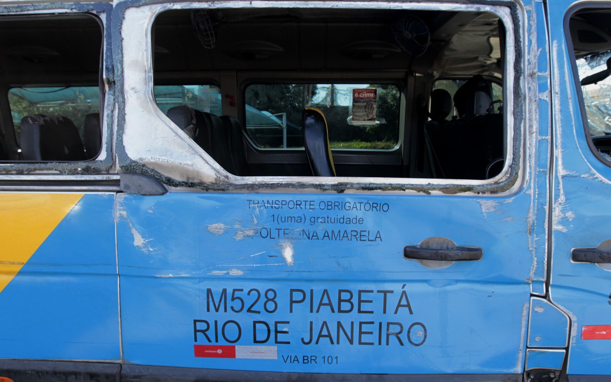 Geral - Acidente com uma Van na Rodovia Washington Luiz, no sentido Rio de Janeiro, altura de Duque de caxias, na baixada fluminense. O veiculo tombou na via e 13 feridos foram socorridos para o Hospital Adao Pereira Nunes. Na foto, veiculo no patio da PRF.