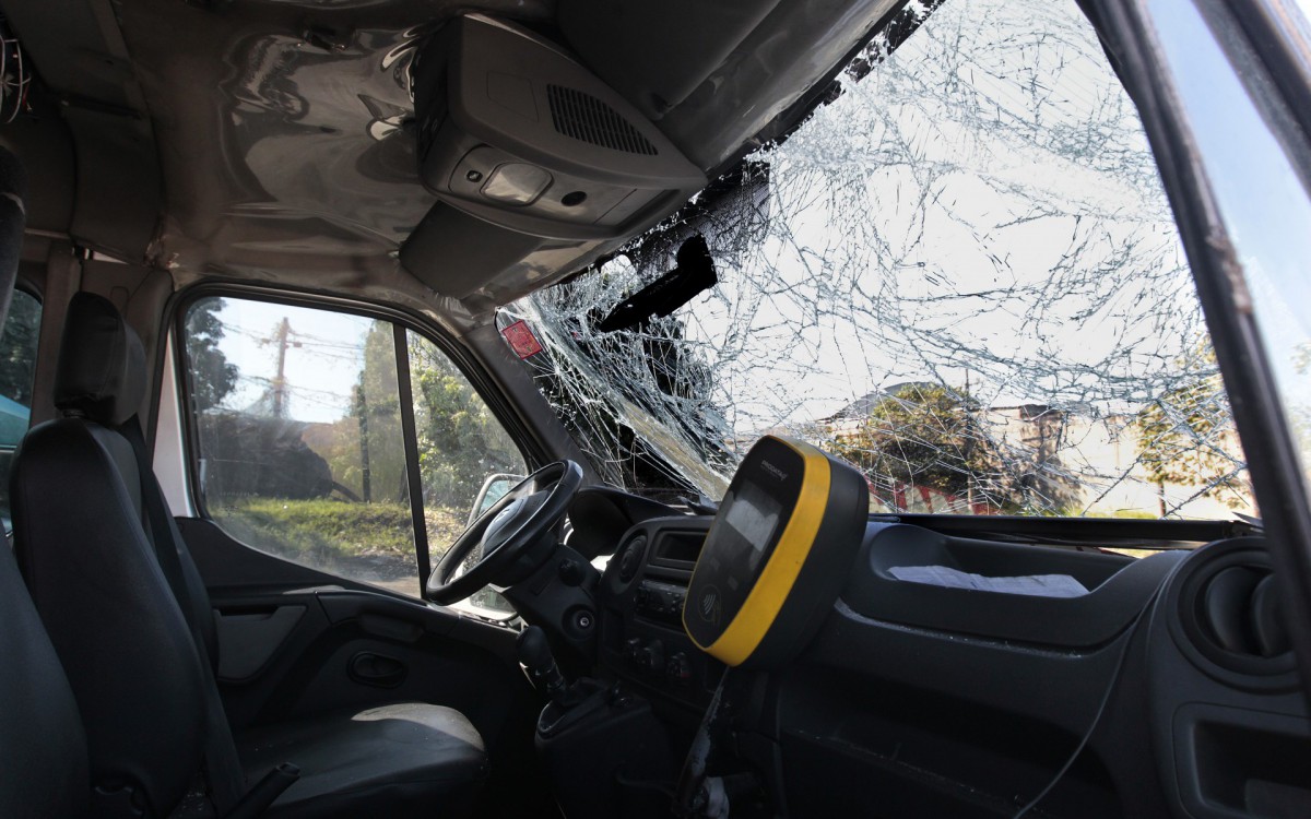 Geral - Acidente com uma Van na Rodovia Washington Luiz, no sentido Rio de Janeiro, altura de Duque de caxias, na baixada fluminense. O veiculo tombou na via e 13 feridos foram socorridos para o Hospital Adao Pereira Nunes. Na foto, veiculo no patio da PRF.