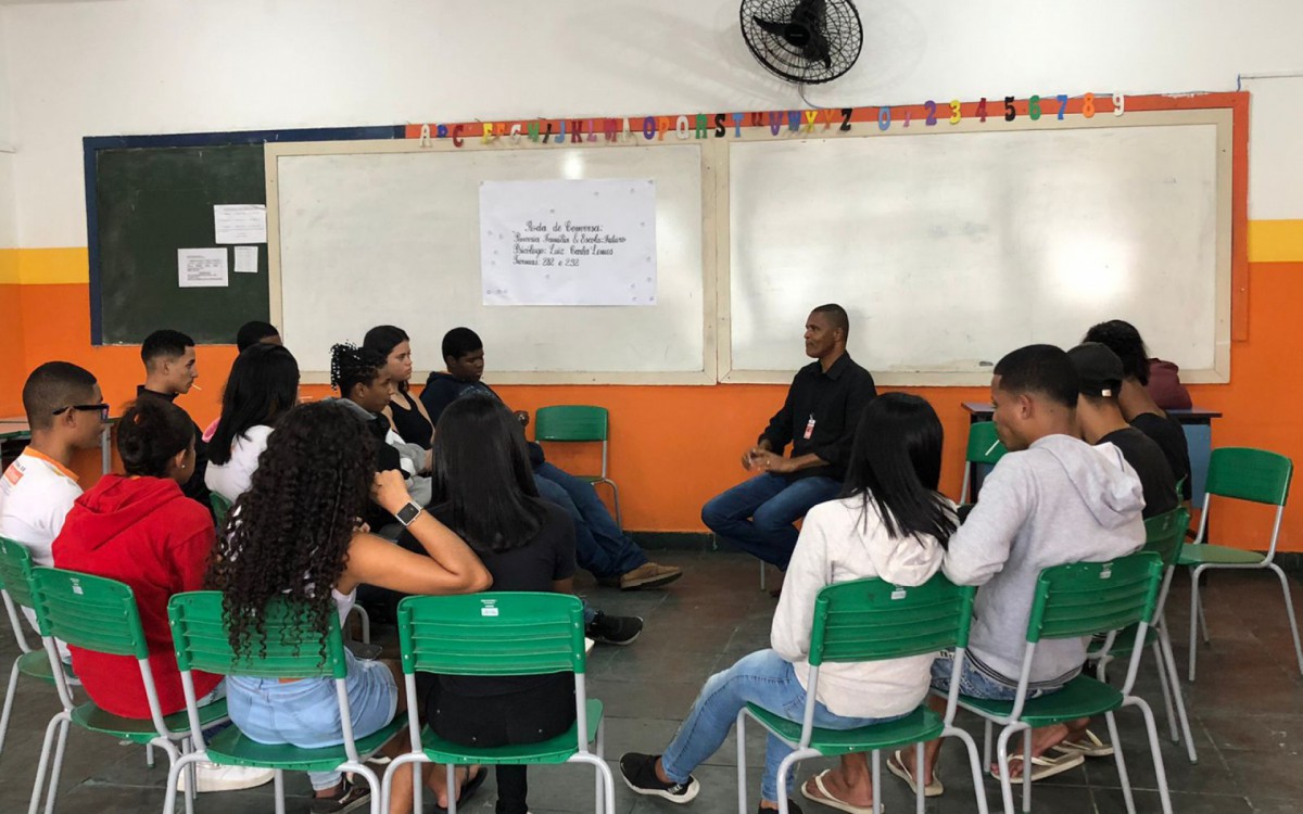 Alunos e pais, assistindo a palestra "Parceria Fam&iacute;lia & Escola= Futuro"