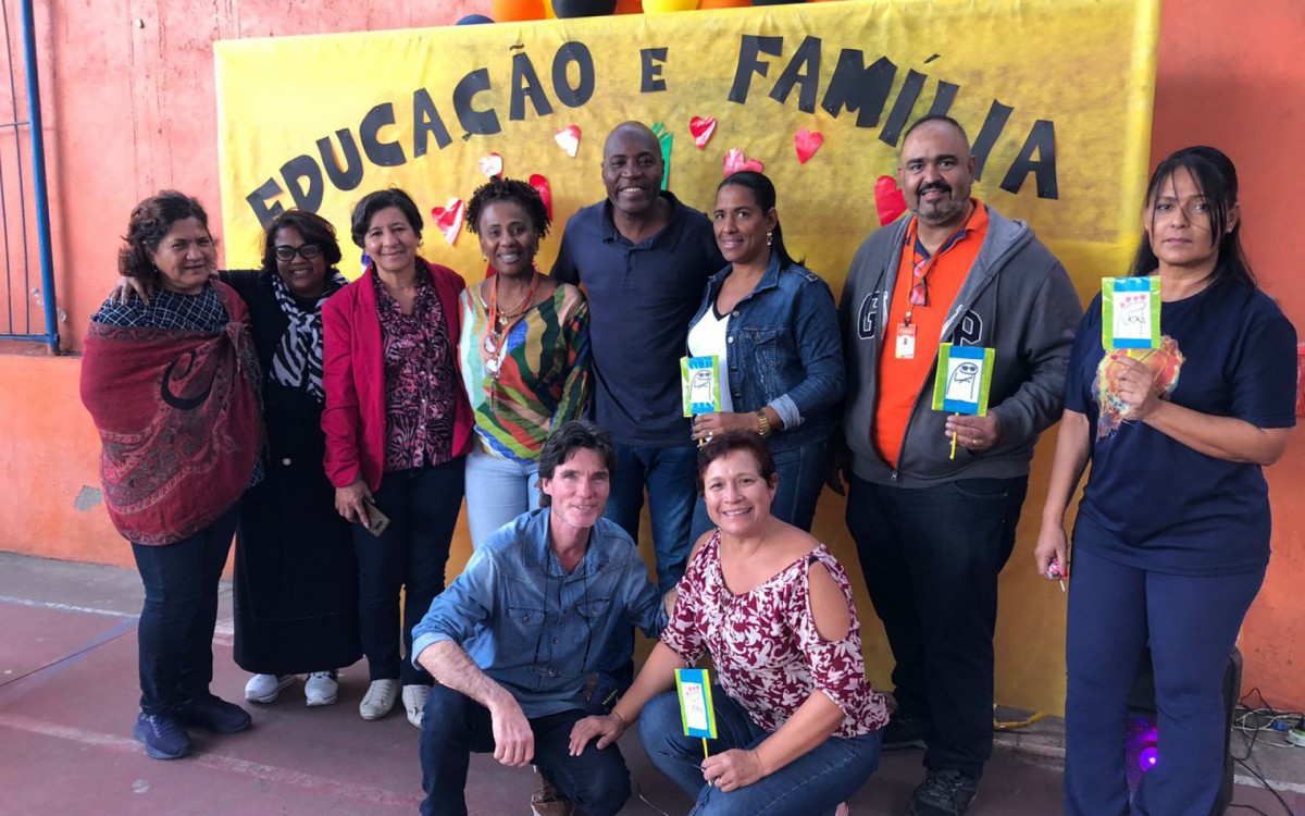 Diretora Janete Guimar&atilde;es (casaco vermelho) com funcion&aacute;rios e a equipe da Secretaria de Educa&ccedil;&atilde;o