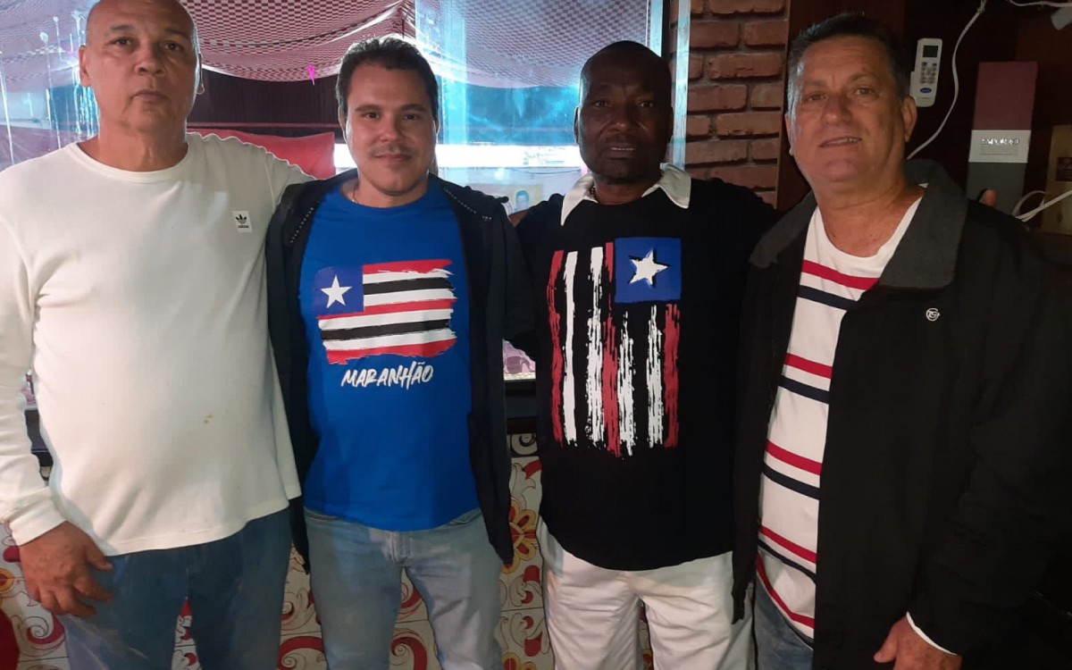 O presidente Leziario Nascimento posa com comitiva vinda do Maranh&atilde;o na quadra da vermelho e branco do Est&aacute;cio