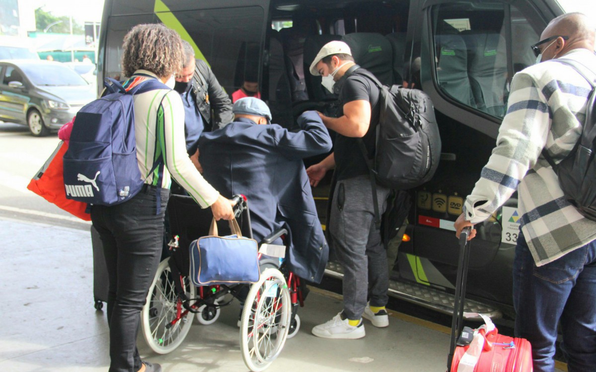 Milton Nascimento &eacute; clicado no aeroporto Santos Dumont